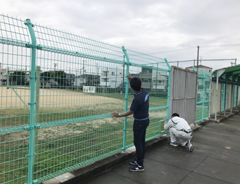 堺市西区　上小学校プールのフェンス取り換え工事
