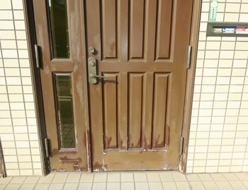 こちらは施工前の玄関ドア。痛みが少し目立ちますね。	