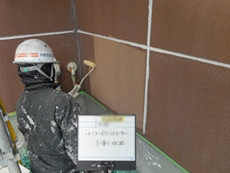 こちらは外壁塗装の施工中のお写真です。今回使用するナノコンポジットFは超耐候性フッ素樹脂塗料です。	