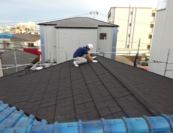 屋根の漆喰も社長がチェックします。<br />
