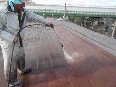 高圧洗浄で屋根を洗浄します。	