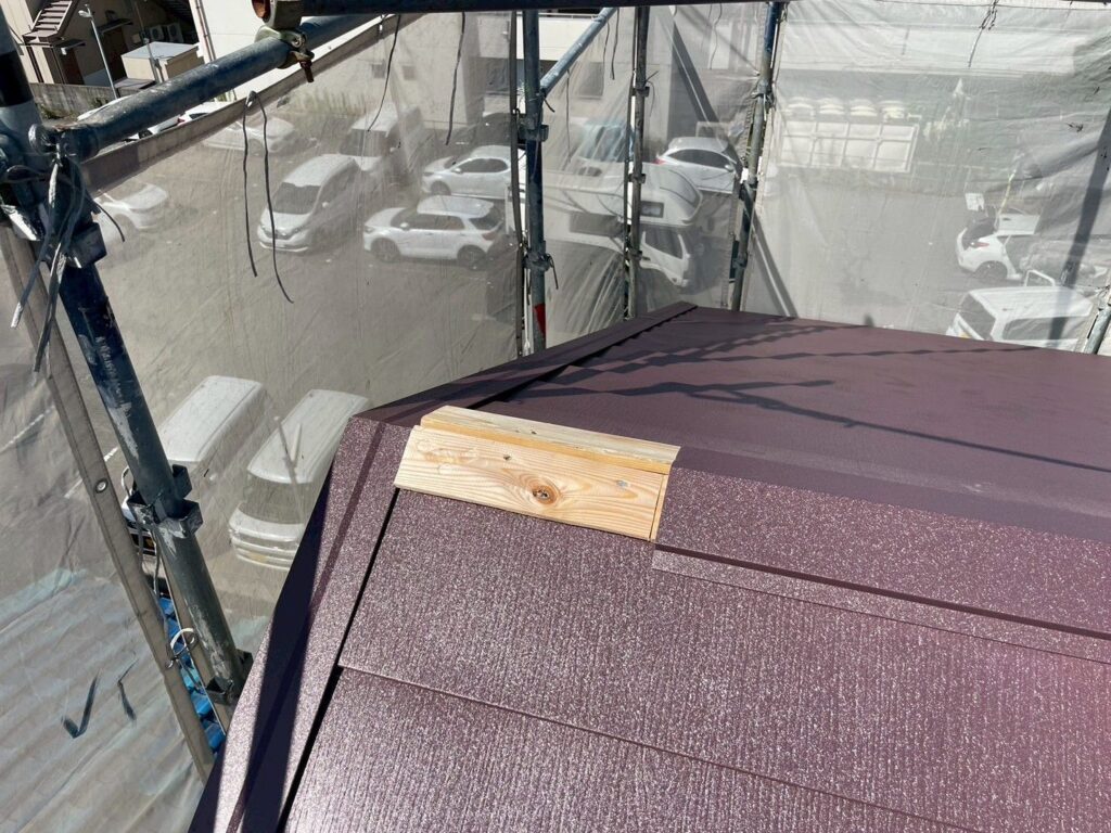 屋根（棟金板の下地設置）