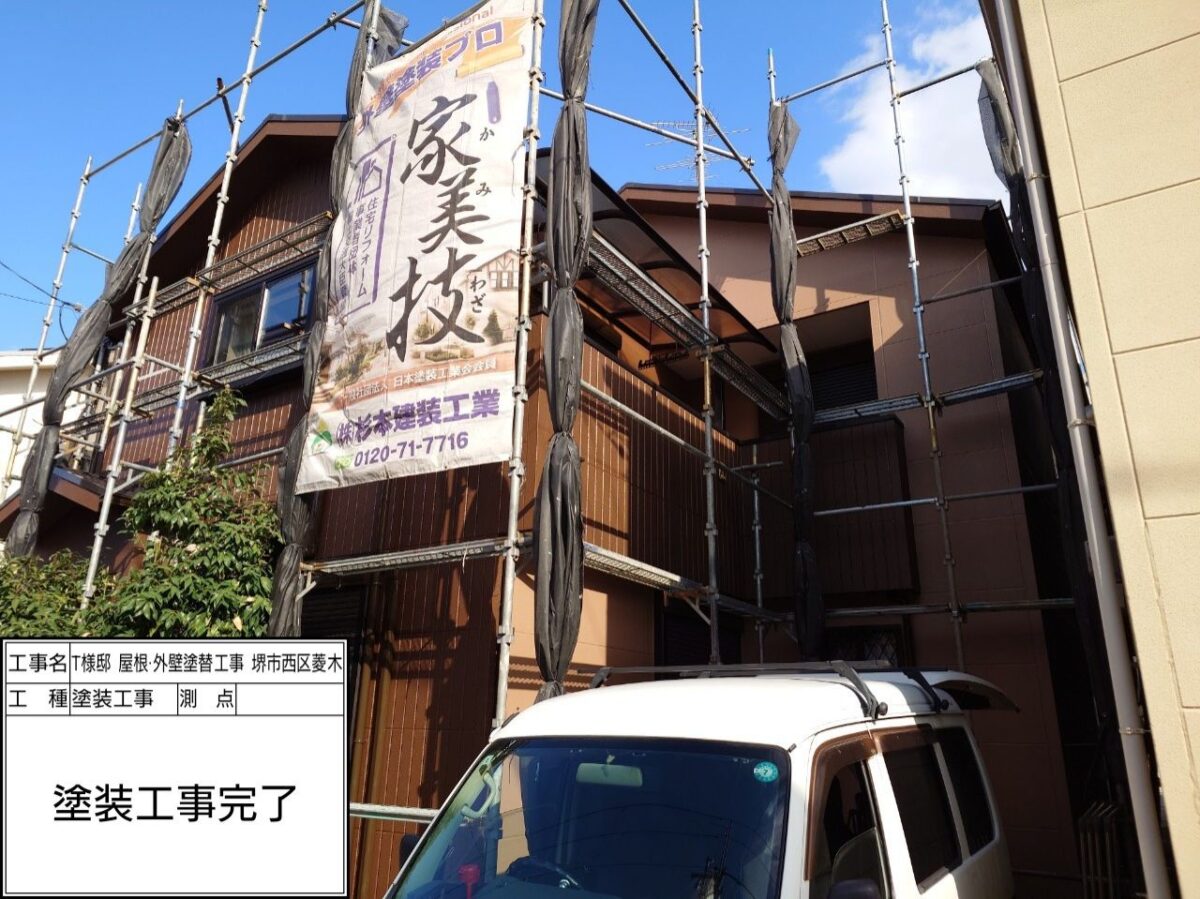 深みブラウンが外観をやさしく引き立てる住まいへ