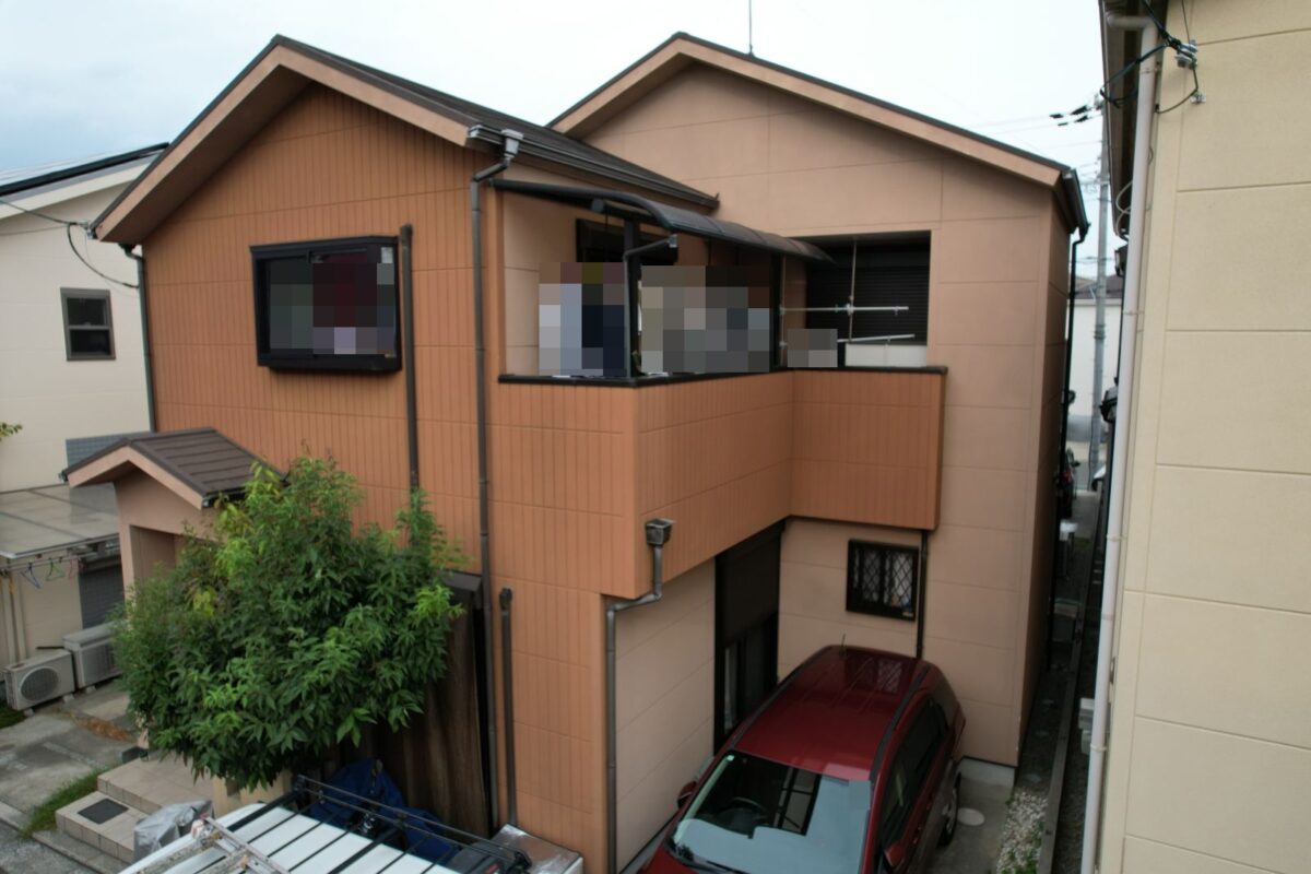 深みブラウンが外観をやさしく引き立てる住まいへ