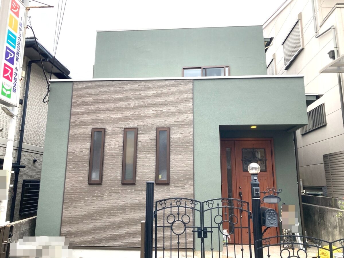 落ち着きはそのままに、深みのあるフォレストグリーンで上質な外観へ。