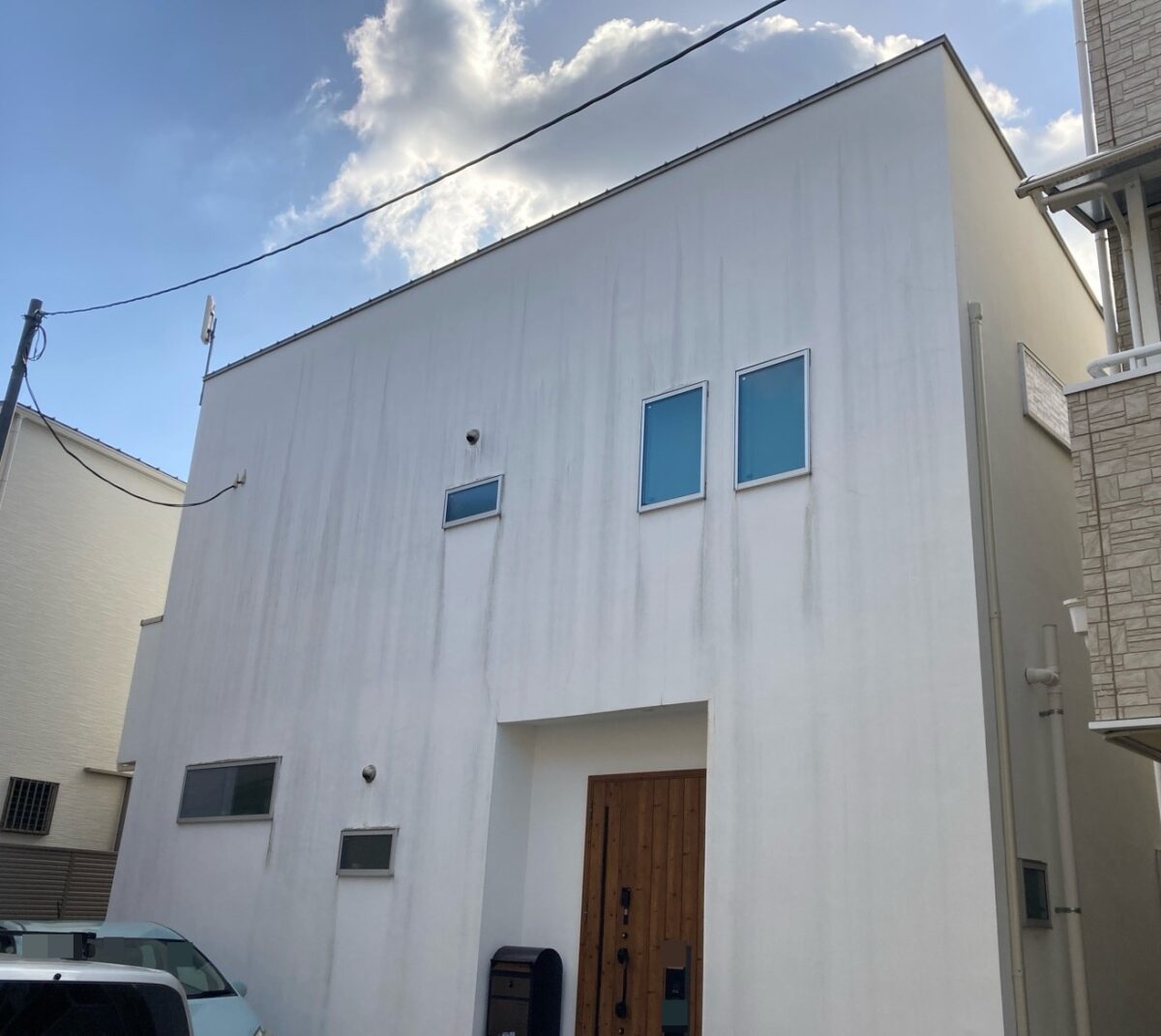 白い外観から、重厚感あるブラックの佇まいへ。