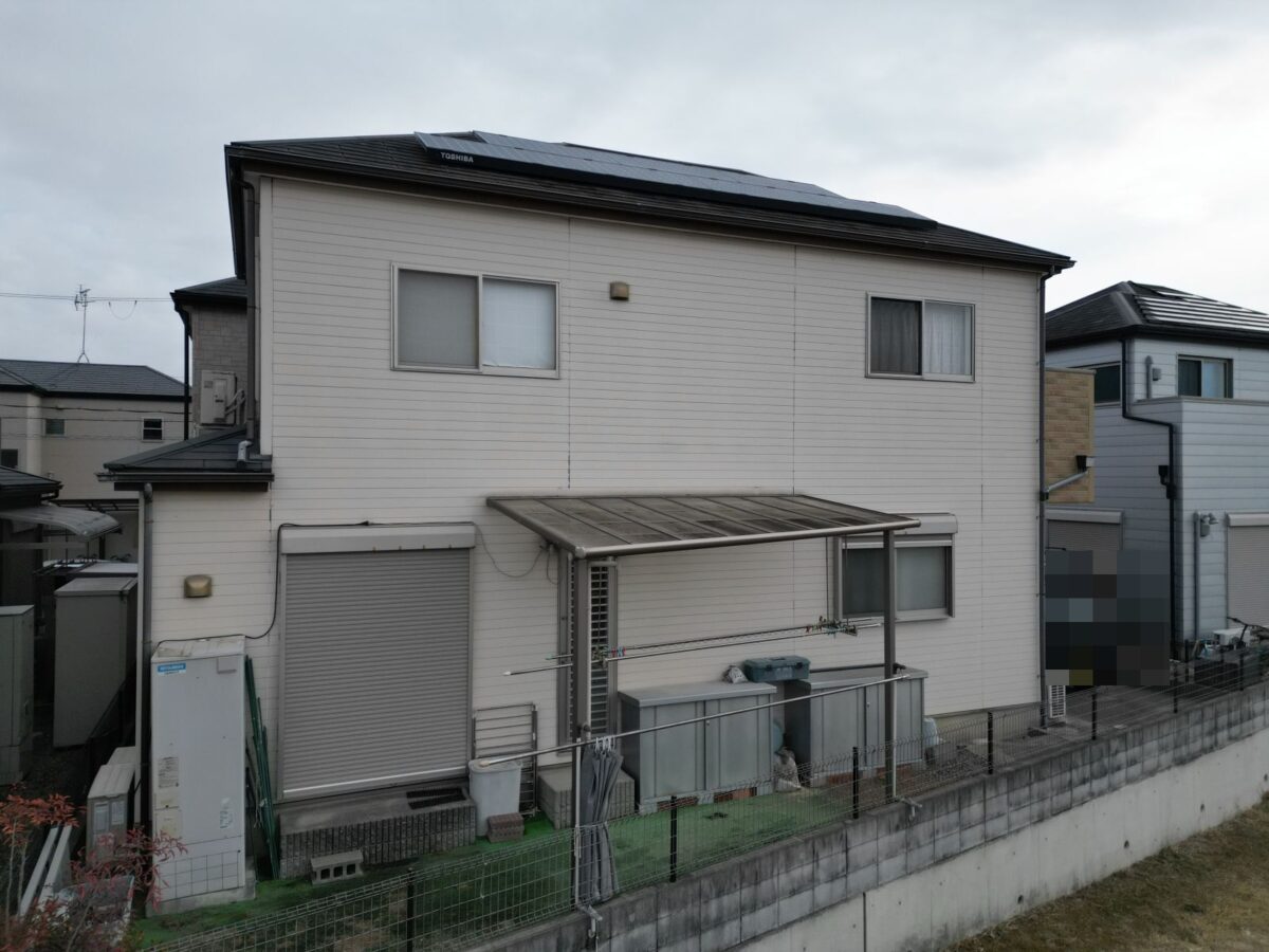 白い外観を、あたたかみのあるブラウンカラーで一新