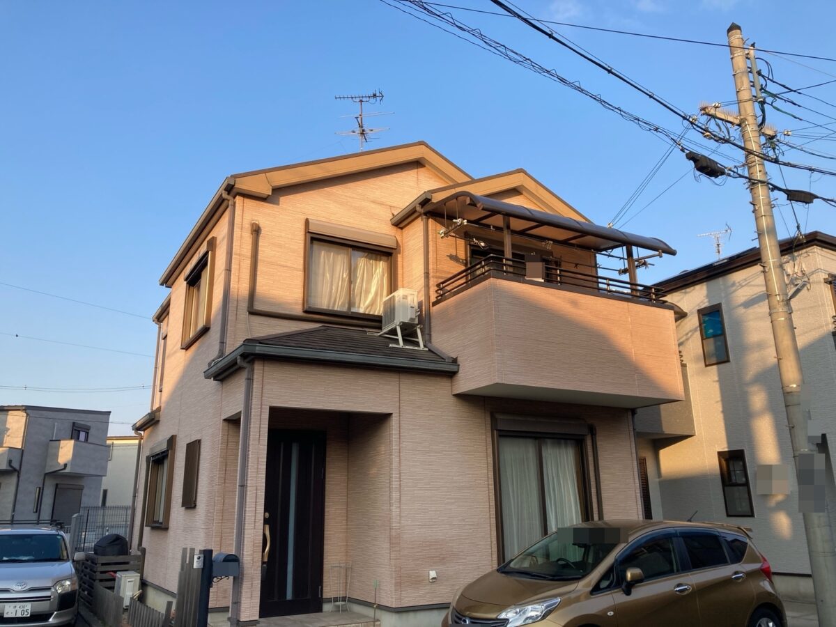 緑の屋根が映える、やさしいベージュピンクのお家へ。