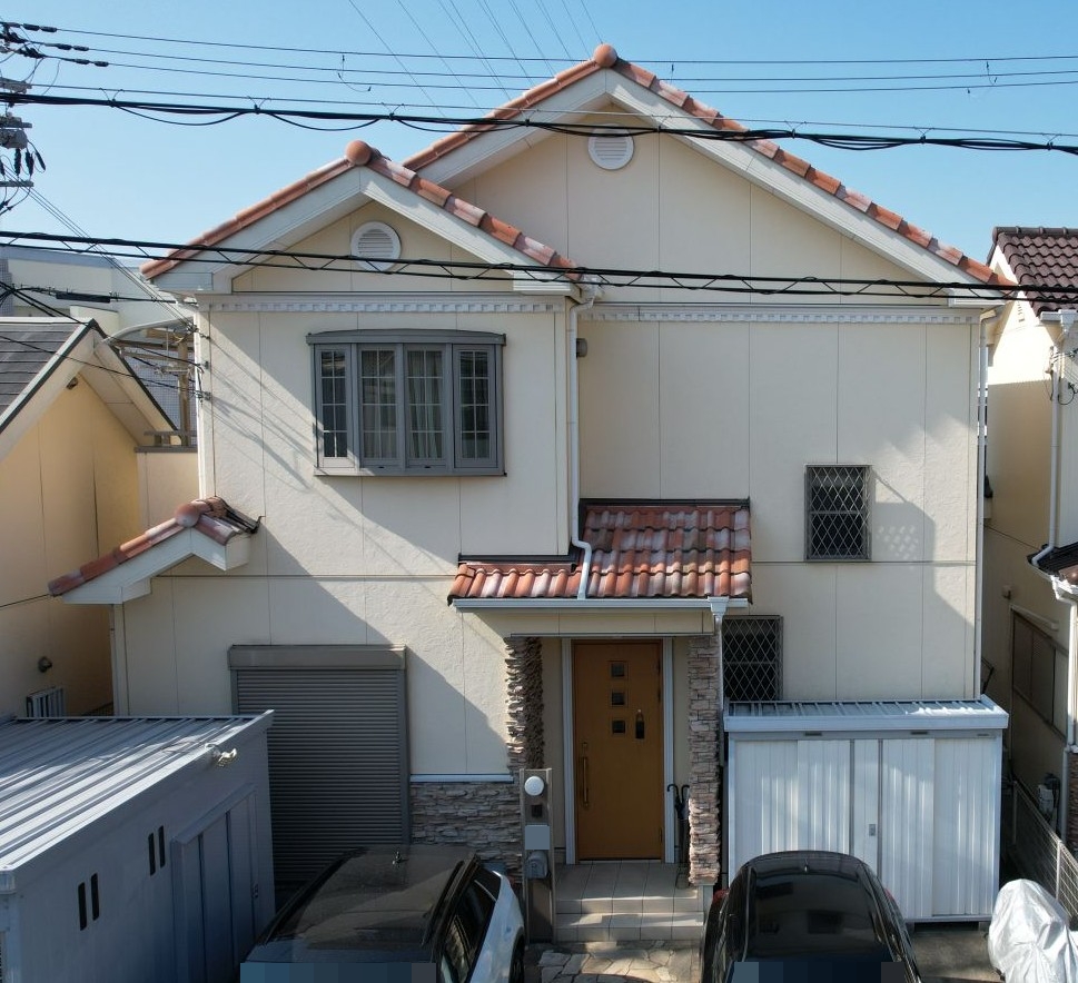 やさしいクリーム色とレンガ色の屋根で、南欧風のあたたかみある住まいへ