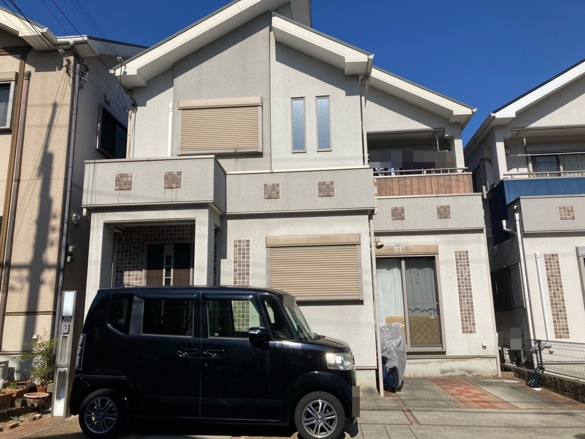 やさしい色合いから、上品で落ち着いた外壁に