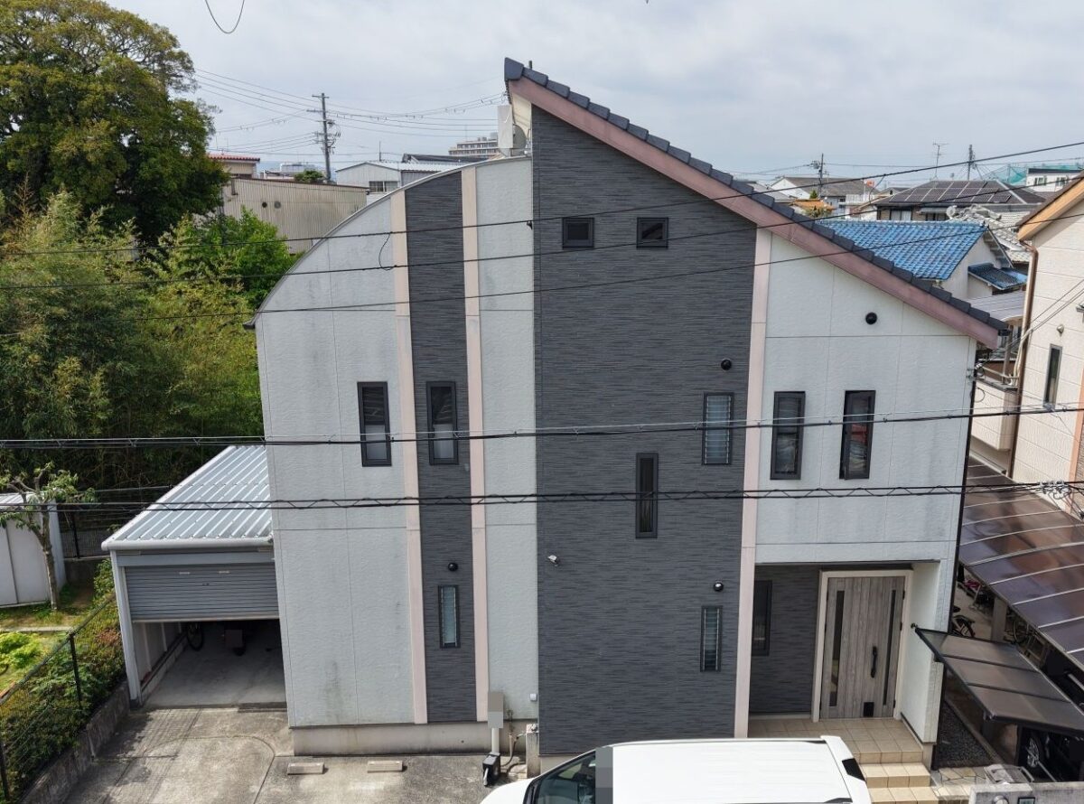 白とグレーで魅せる、洗練されたモダン外観へ！