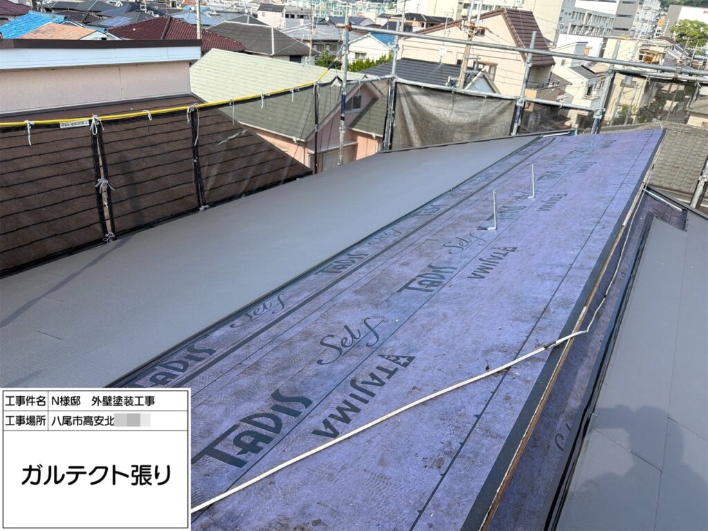 屋根カバー工法（ガルテクト張り）