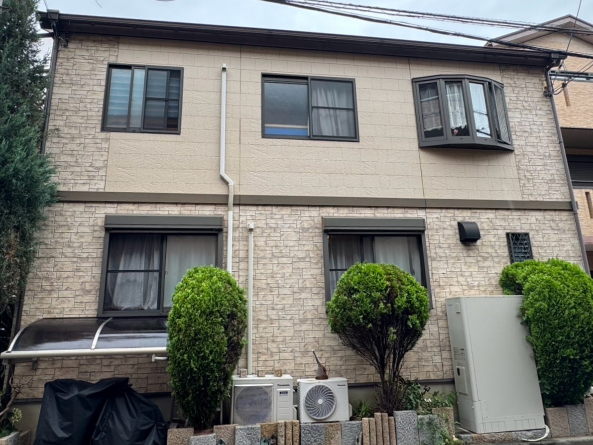 深みのあるワインレッドが魅せる、上品なモダンスタイル
