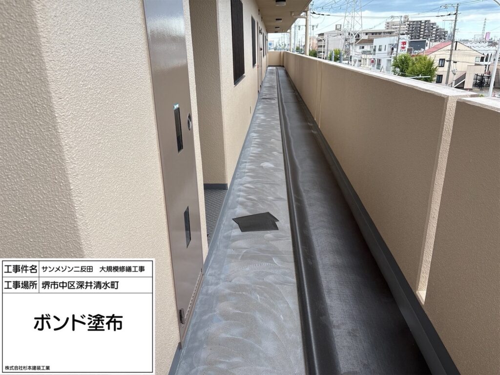 廊下長尺シート張り（ボンド塗布）