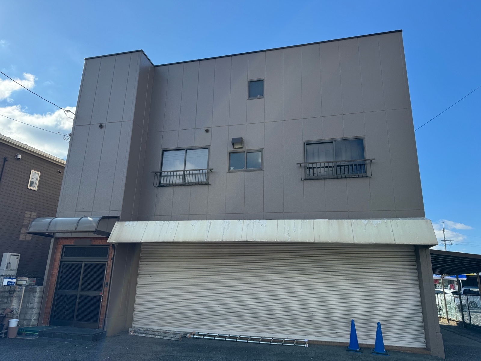 やさしいブラウンで、街並みになじむ外観へ